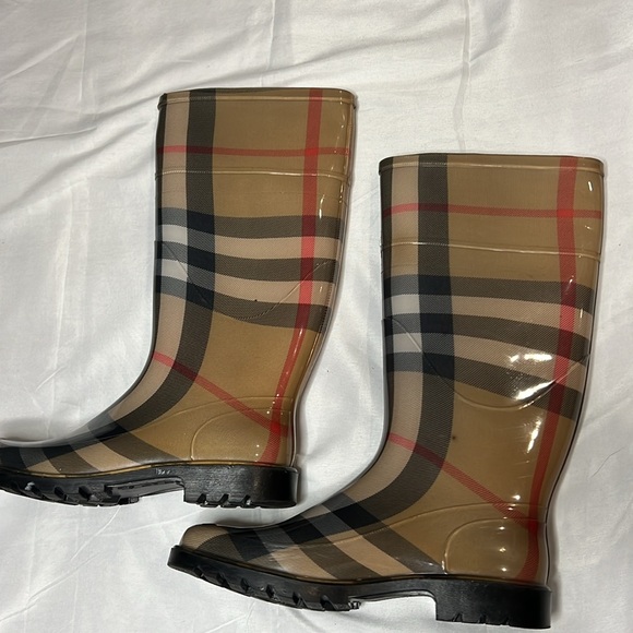 BURBERRY Rain Boots | Size 37 - Picture 2 of 15